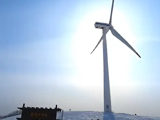 겨울방학 국내 여행지- 흰 눈이쌓인 언덕 위 우측 흰 풍차