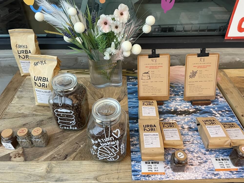 카페-어반리-본점-원두-판매대-모습