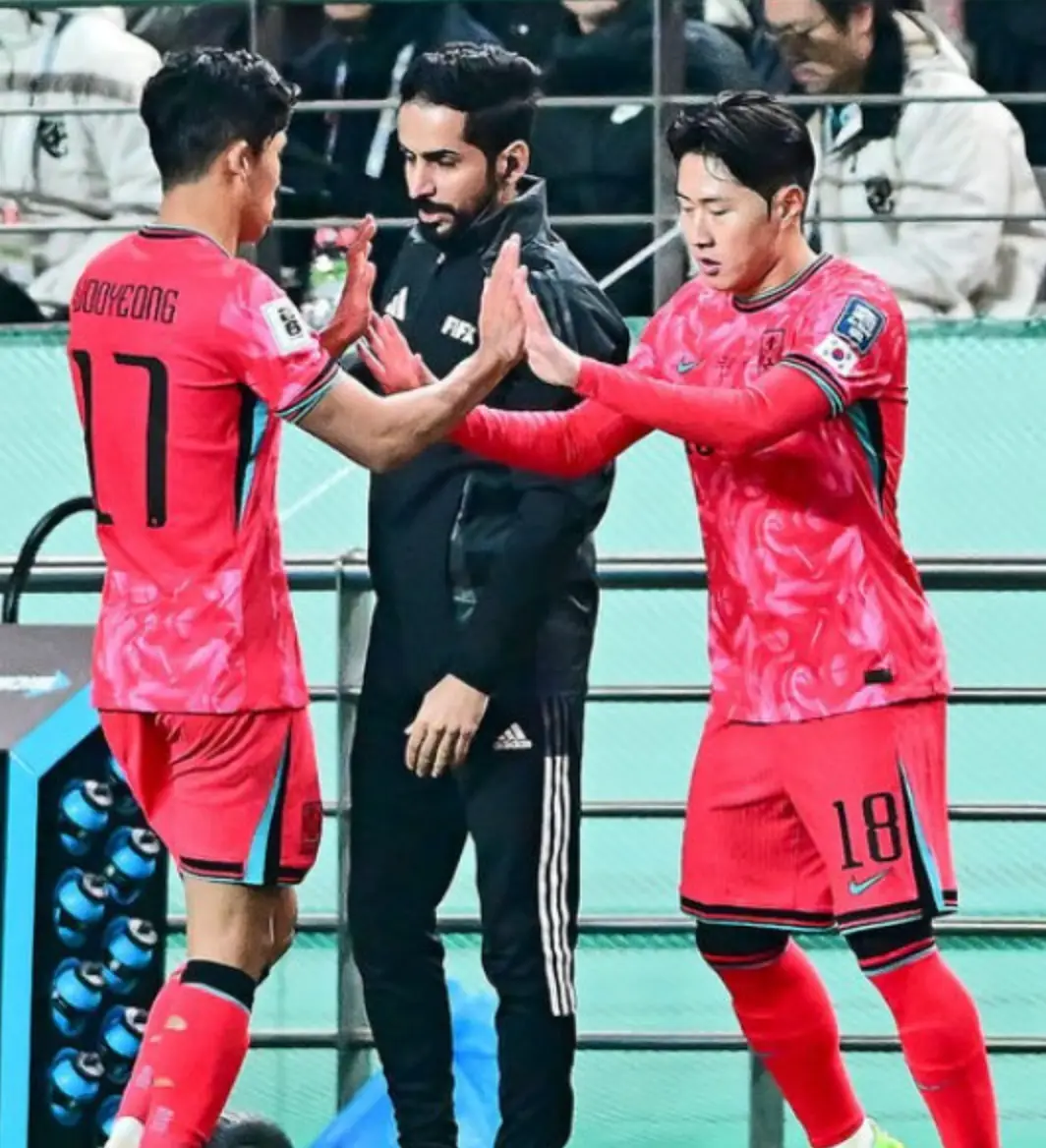 태국전- 붉은 유니폼을 입은 이강인이 교체되는 선수와 손으로 하이파이브를 하는 모습