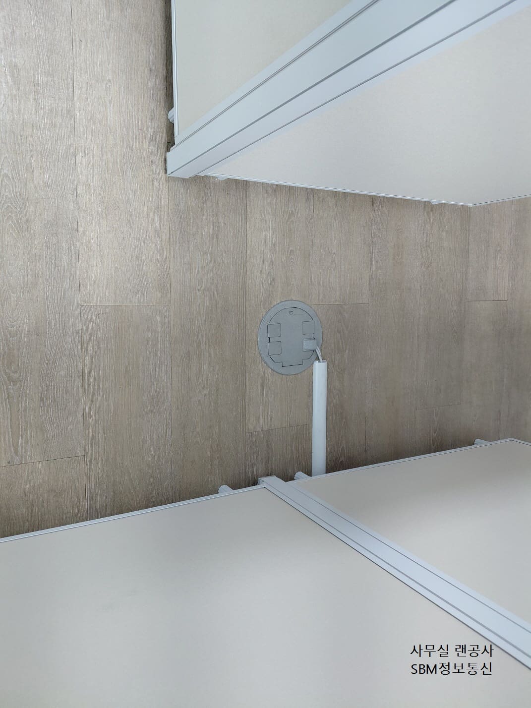 문정동 사무실 벽면 네트워크 아울렛 랜선 연결 및 꼼꼼한 시공 자재 - SBM정보통신