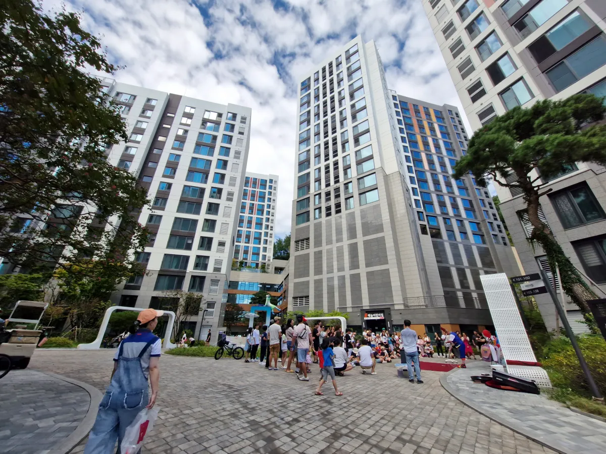 아파트-축제공연을-주민들이-보고있는-모습