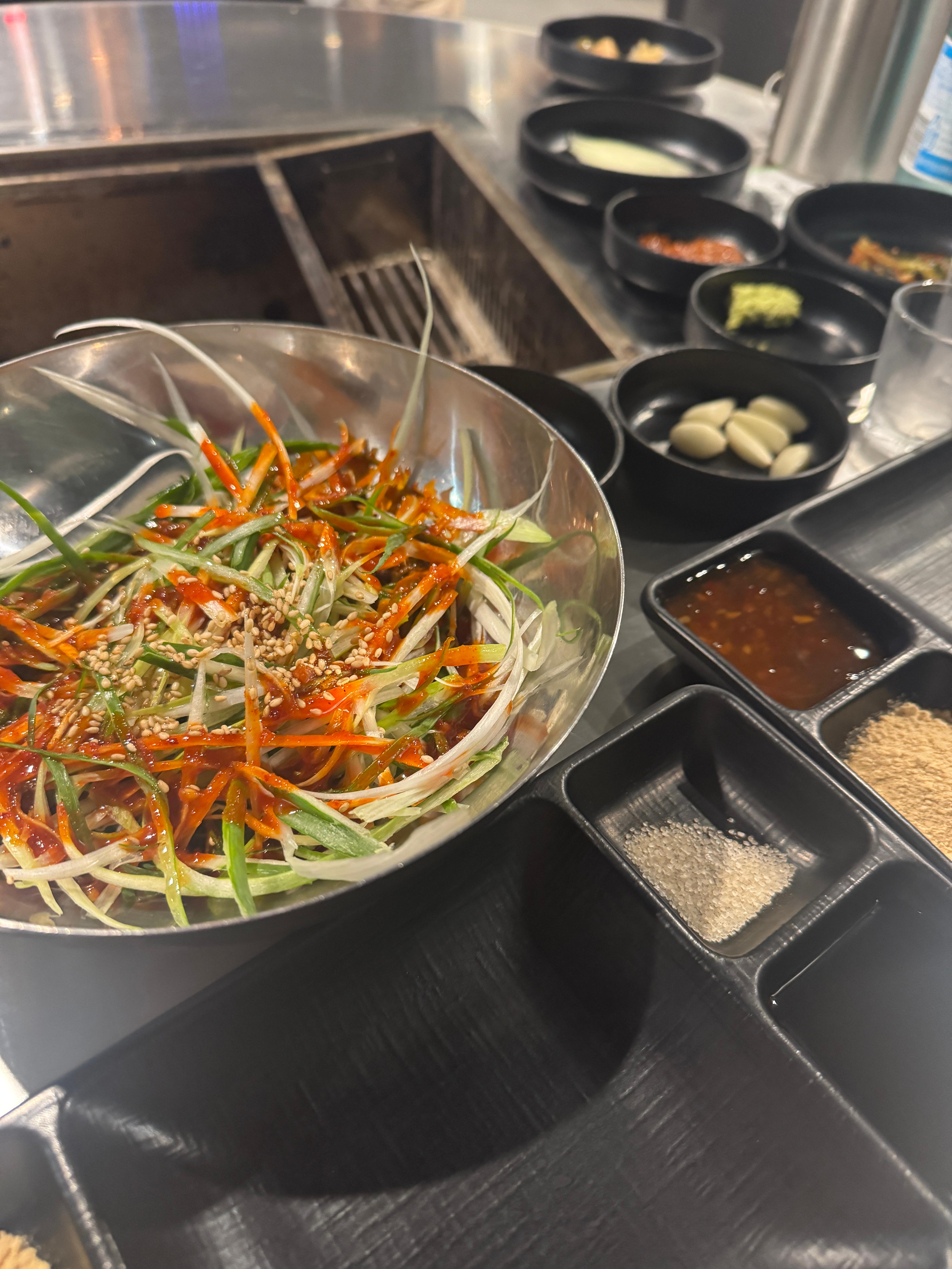 1703 참한집 파절이와 기본 반찬 세팅된 테이블 모습