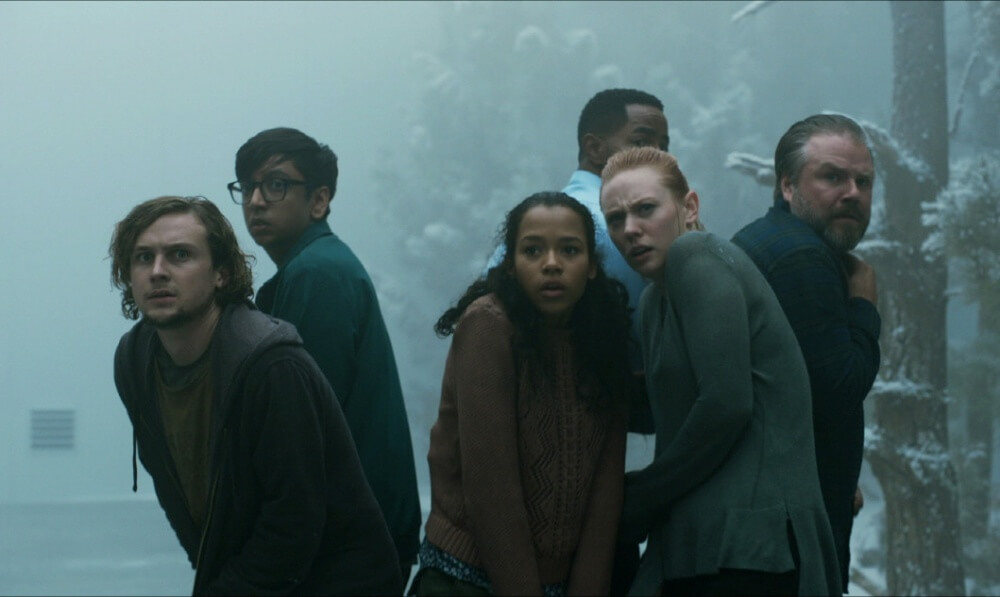 영화 이스케이프 룸 스틸컷 – 참가자들이 추위에 떨며 불안한 표정으로 정면을 응시하는 장면