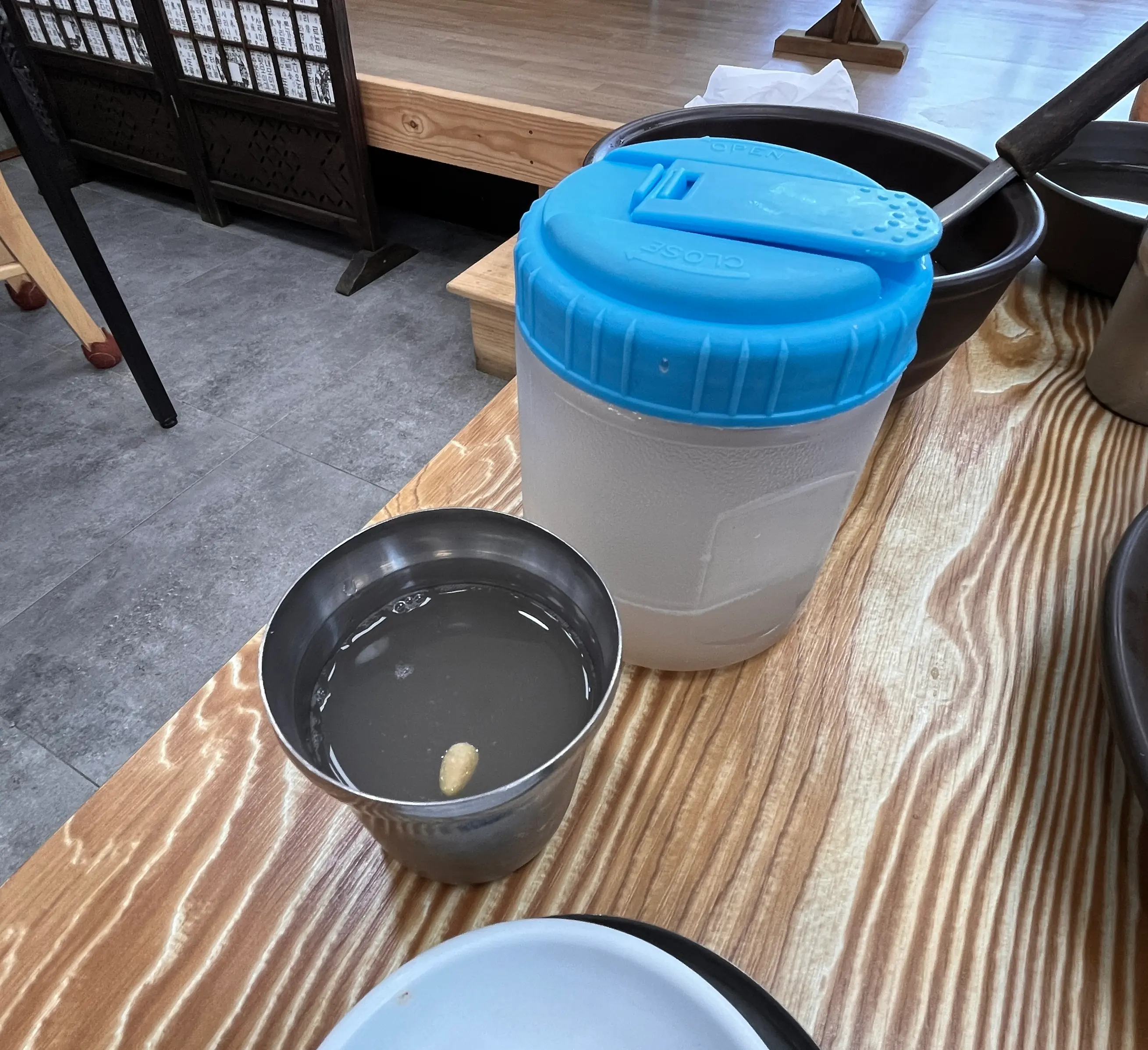 식혜를 담은 통 사진과 컵에 식혜를 따른 모습