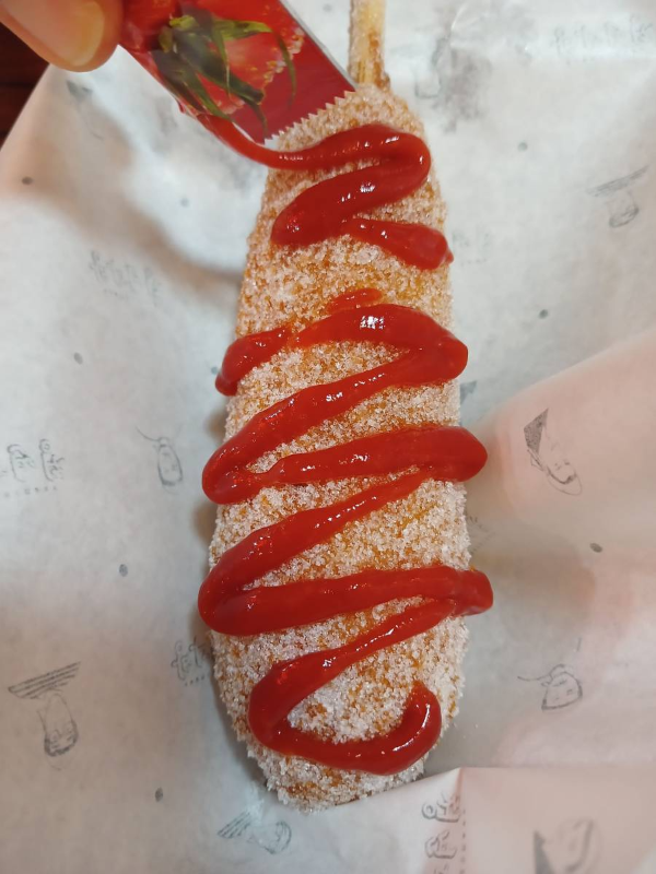 청년다방 핫도그 케찹묻히다