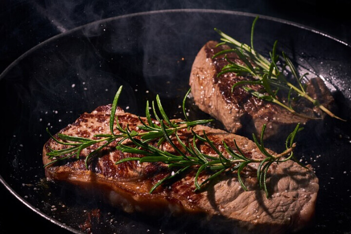 스테이크-위에-올려진-로즈메리