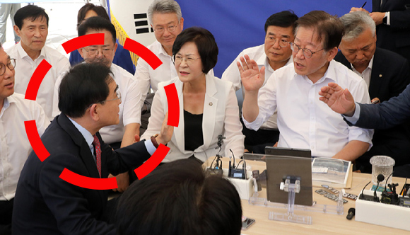 태영호 국민의힘 의원(왼쪽)이 7일 국회 본청 앞 이재명 더불어민주당 대표의 단식투쟁천막(단식장)에서 이 대표를 상대로 민주당 의원들이 전날 대정부질문에서 자신에게 조롱&middot;비난을 쏟아낸 일을 항의하고 있다. [사진=뉴시스]