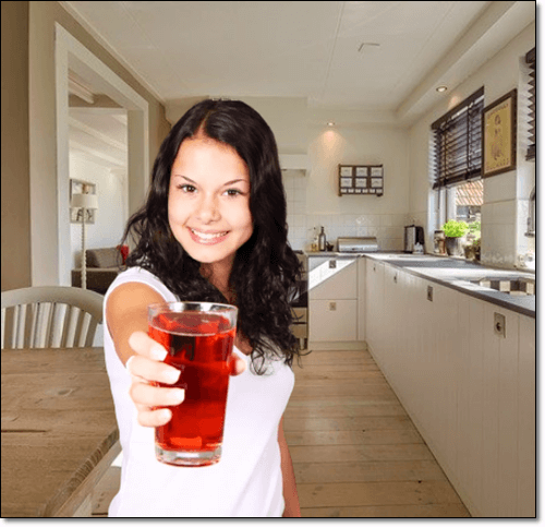 링곤베리 주스 권하는 여성