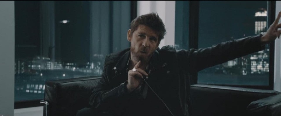 한 남성이 이야기를 하는 모습