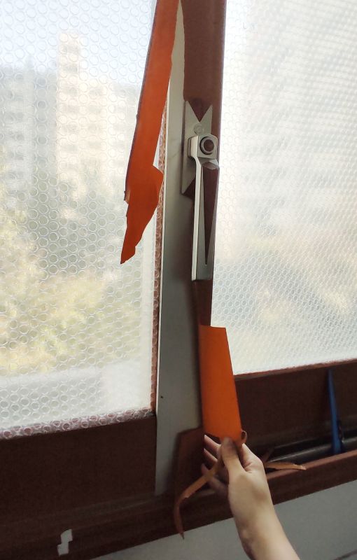 알루미늄 샷시 위로 붙어져있는 시트지를 떼어내는 사진