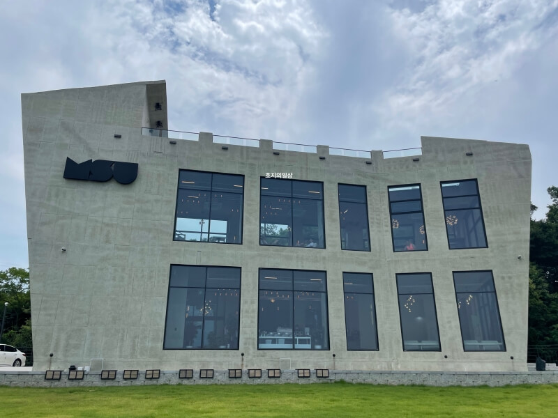 대부도 카페 뮤시엄 후기 뷰맛집 신상 카페 - 건물