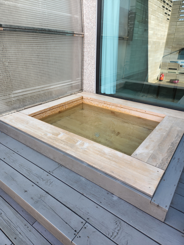 물이_차있는_자쿠지