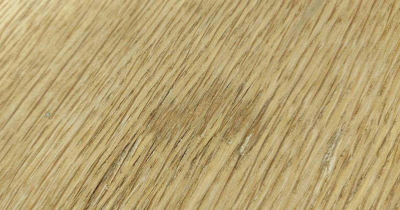 조각칼로 도려내다보니 mdf판이 나오는 목재 썩은 부분