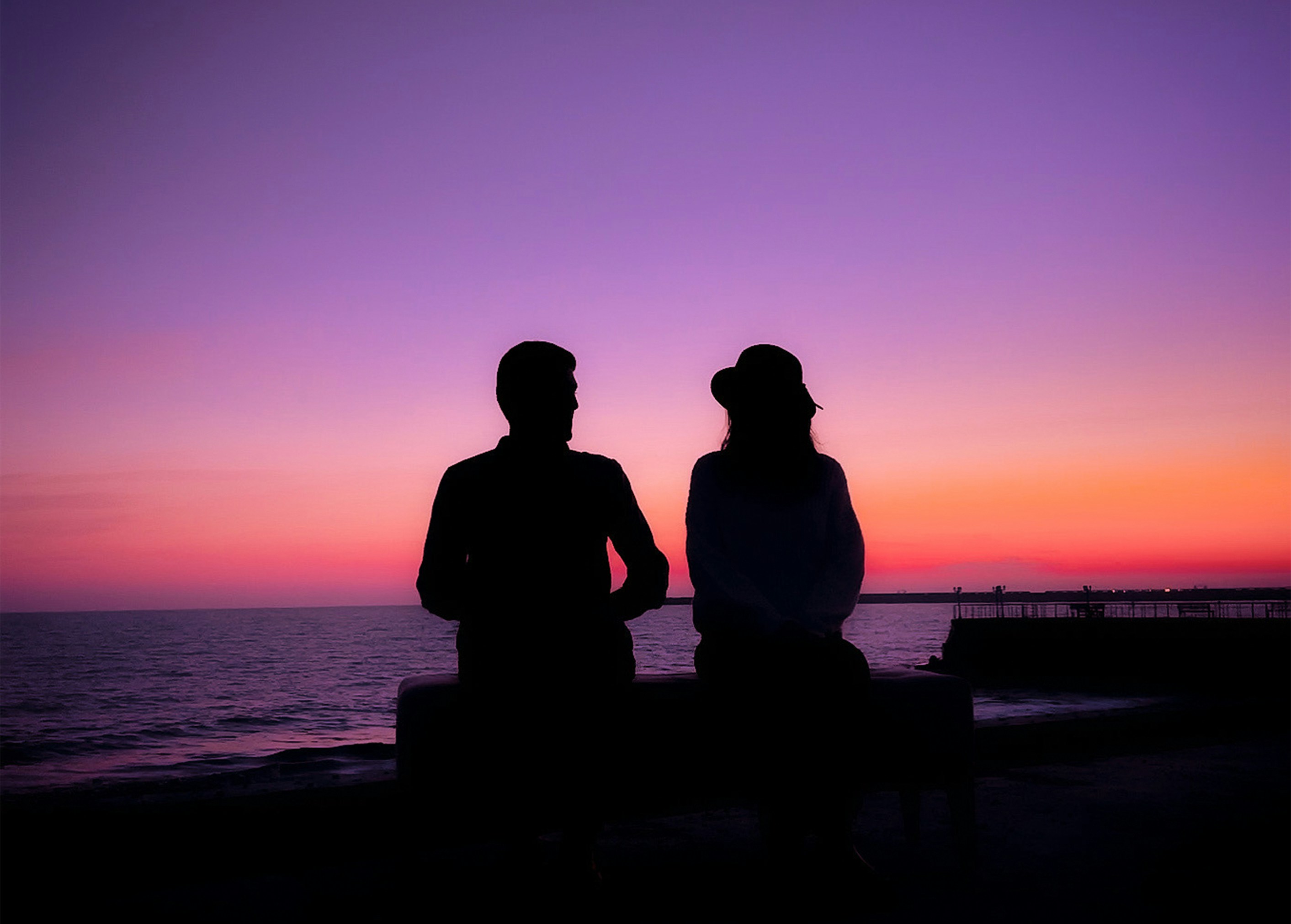 소양강 너머로 노을이 지는 춘천의 평화로운 풍경