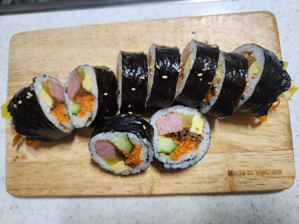완성된 기본 김밥