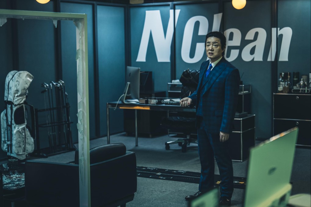 넷플릭스 드라마 광장에서 심성원 역을 맡은 이범수의 오피스 장면 스틸 컷