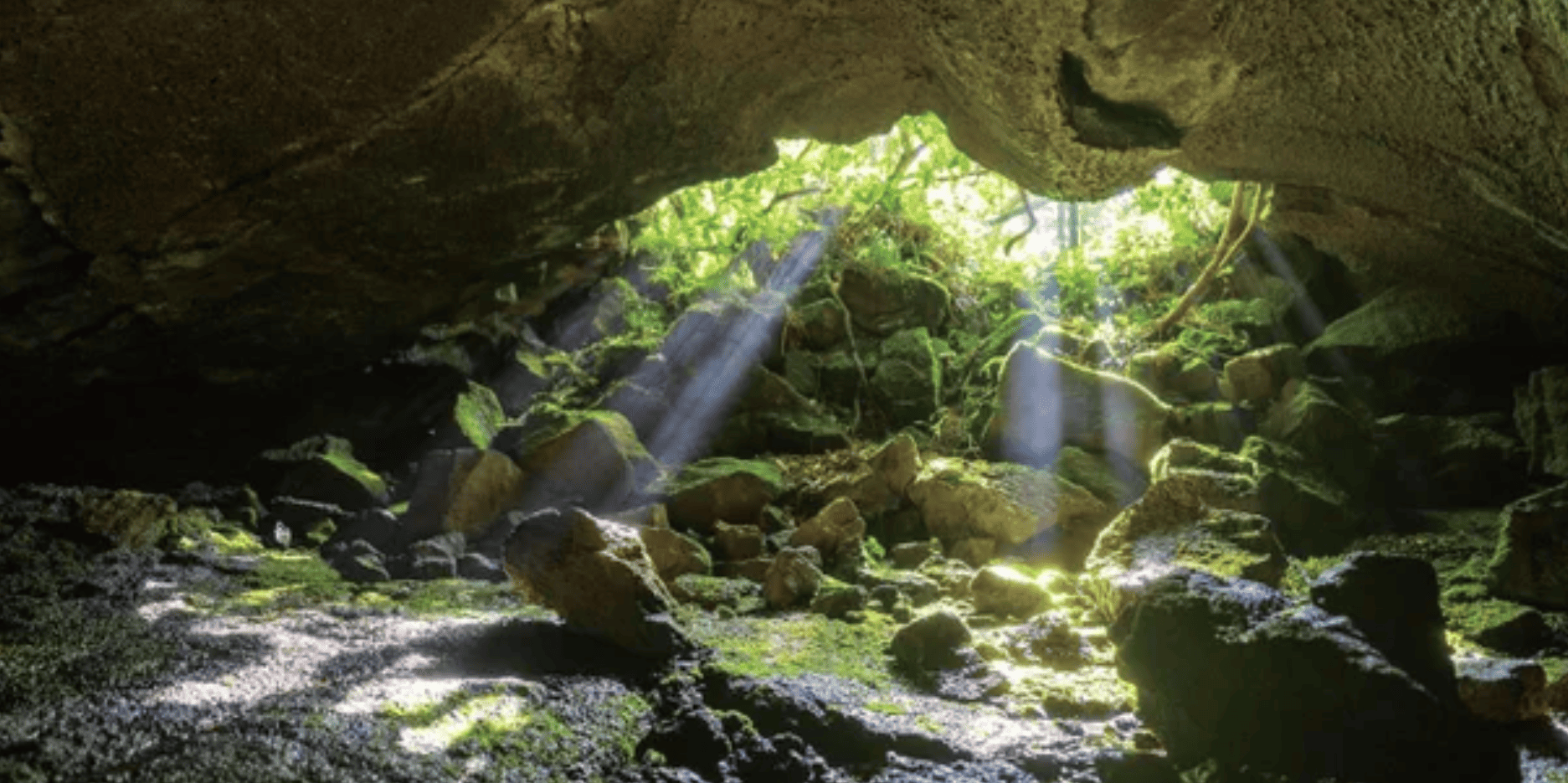 제주 거문오름 용암동굴계 내부, 햇살이 비추는 신비로운 김녕굴 탐방 사진