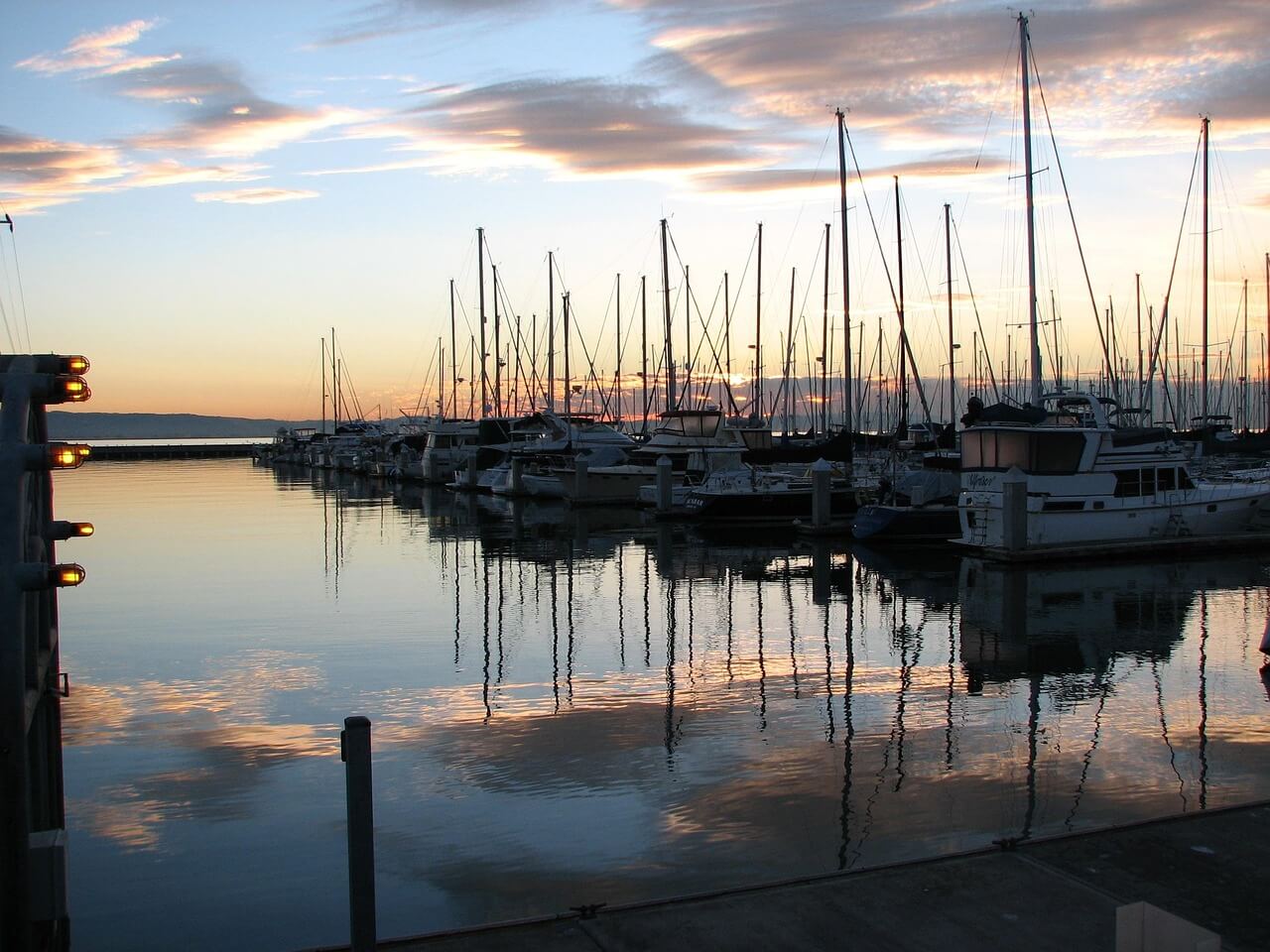 도시 속 조용한 산책 코스 통영의 새벽 항구길 &ndash; 어부들의 발소리가 만든 리듬