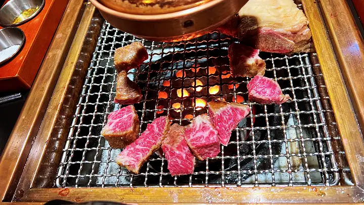 연탄불에 구워야 제 맛 구이 합정역 홍대입구 맛집 추천 생방송투데이 연탄꽃갈비 오늘방송 리얼맛집