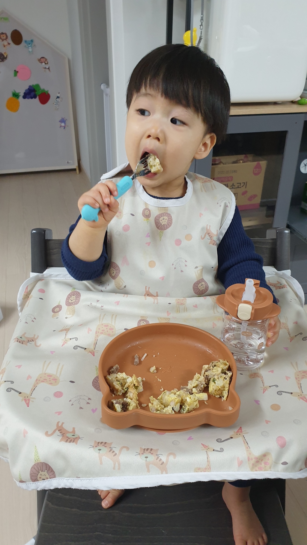 17개월 아이 갑자기 포크질 시작!