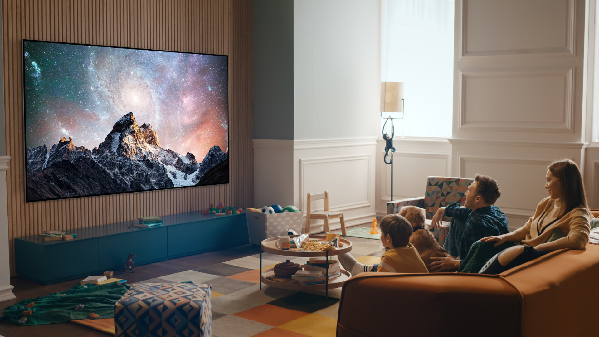 55인치 Neo QLED TV를 배경으로 가족이 함께 영화 관람을 즐기는 모습