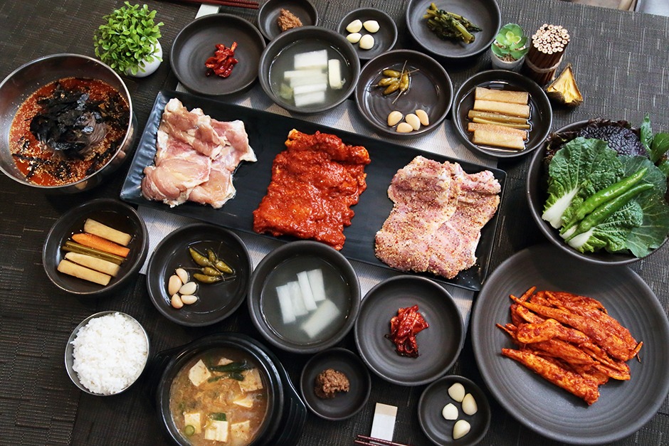 토담숯불닭갈비 간장 고추장 소금 닭갈비 상차림