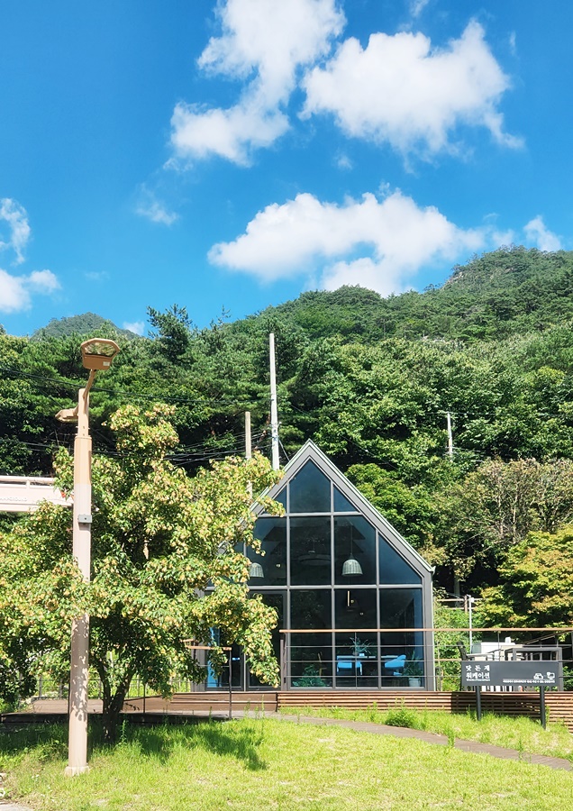 푸른하늘과 초록나무들이 그림같은 닷돈재 워케이션