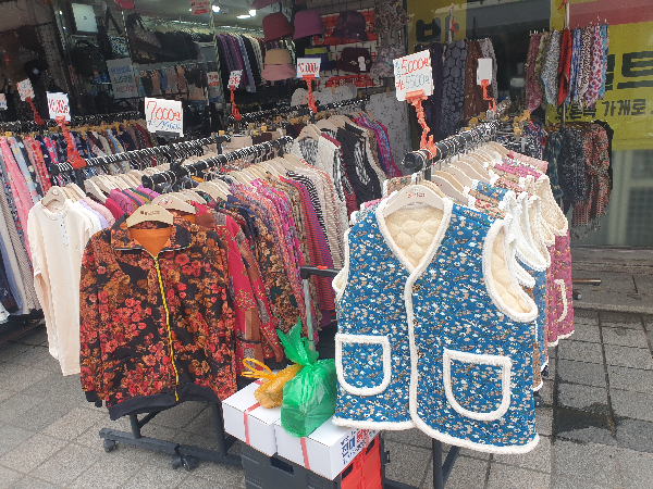 전통시장 옷 매장. 따숨쪼기 등이 헹어에 걸려있다.