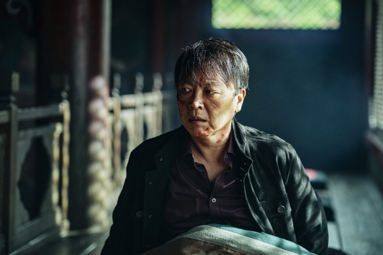 설계자가 자장의 몸 속에 들어간 채 현대 세계로 돌아온 모습