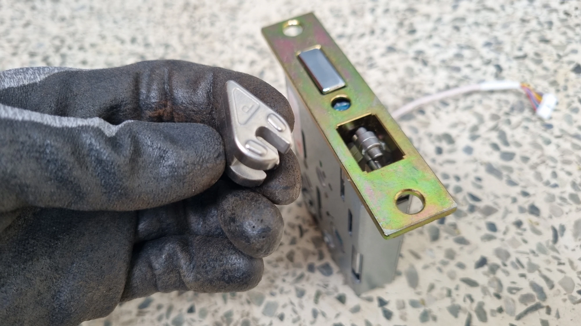 모티스 걸쇠 방향 바꾸는 방법