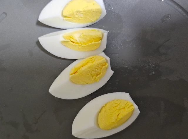 치킨텐더샐러드-삶은 계란 잘라서 준비