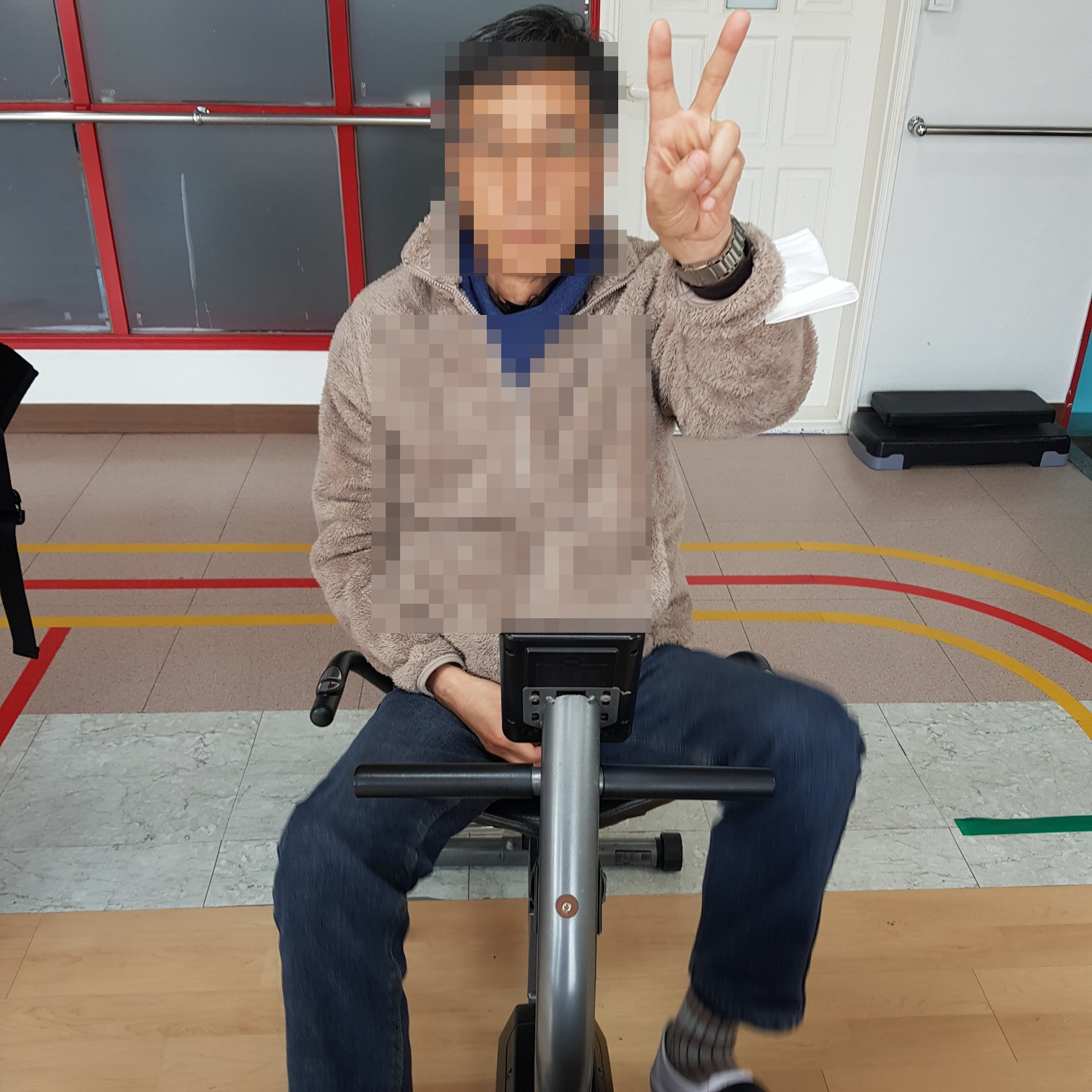 알츠하이머 치매 어르신 자전거 운동중인 모습