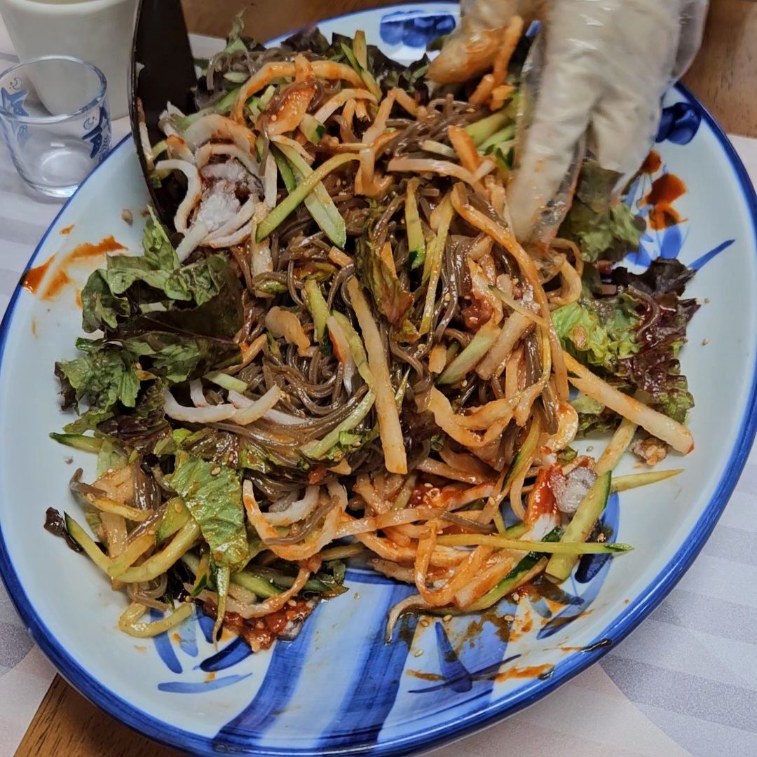 사장님이 한치를 섞고 있는 모습