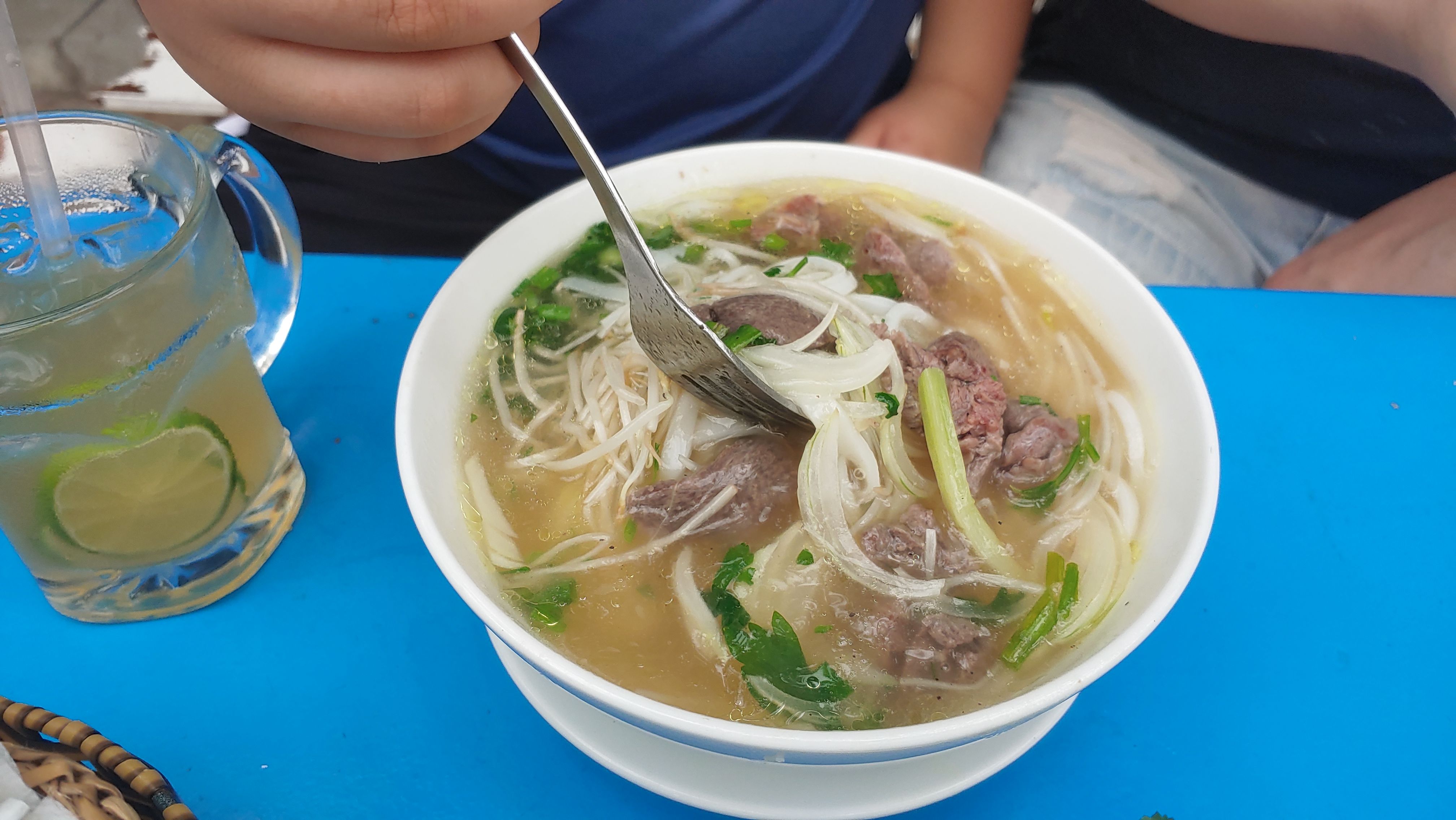 쇠고기가 듬뿍 들어간 베트남 쌀국수