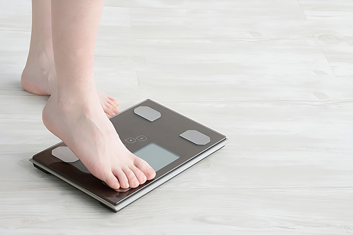 체중을-재는-여성