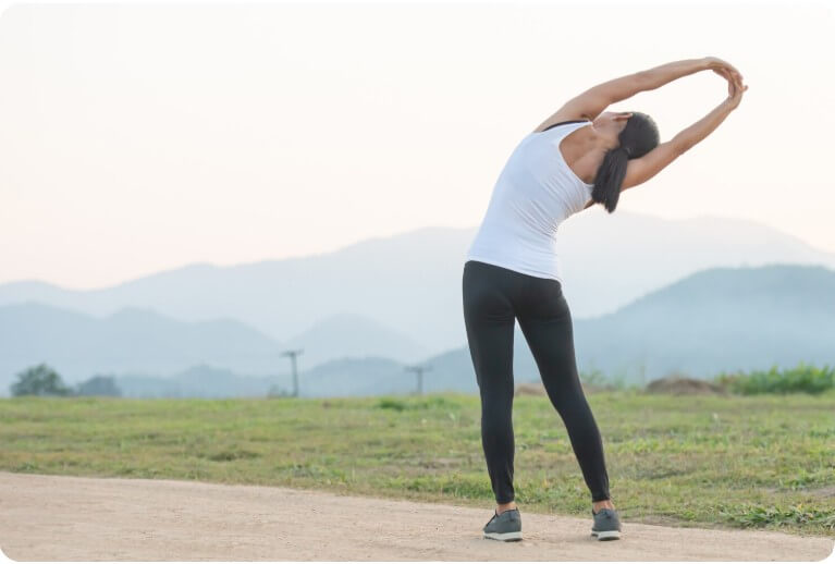 체력 증진을 위해 건강한 모습으로 운동하는 모습