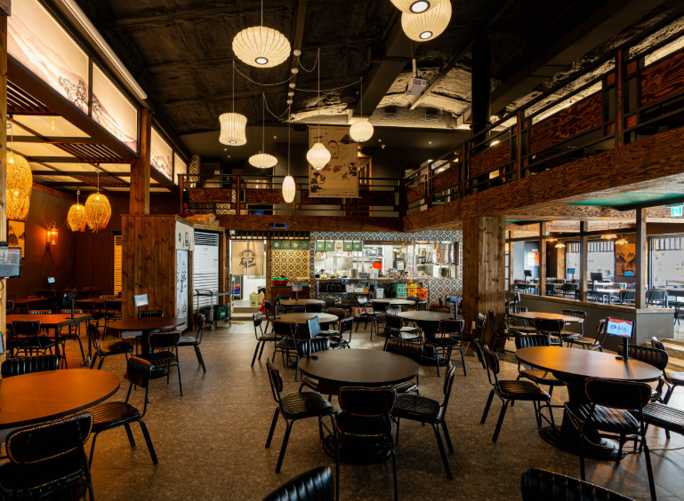 영등포역 쿠차쿠차 실내 전경, 높은 층고와 세련된 인테리어의 이자카야 공간