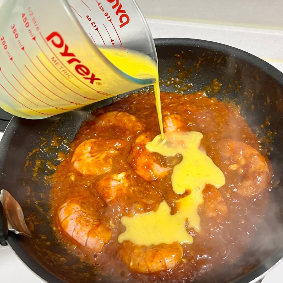 4. 계란 2개(취향에 따라 1개)를 잘 풀어 팬에 붓고 5초간 저어줍니다.