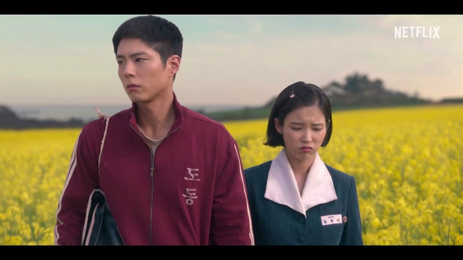 오애순(아이유)와 양관순(박보검)이 유채꽃밭 사이를 심각하게 걷고 있는 드라마 부분