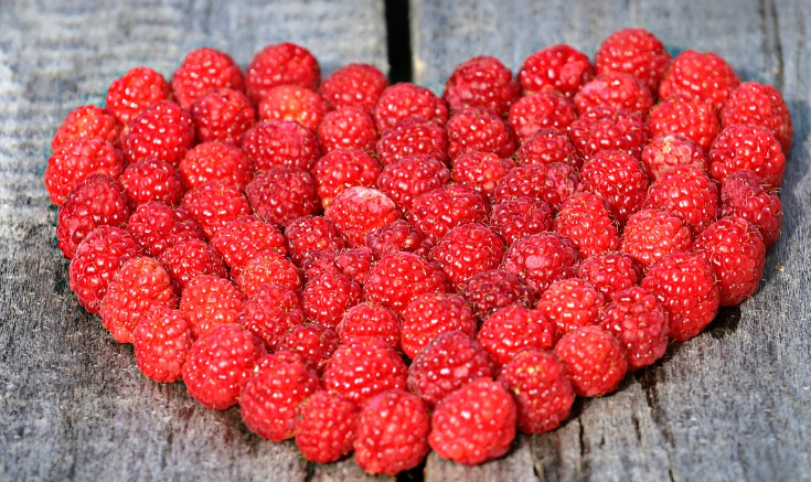 산딸기를 하트모양으로 모았다