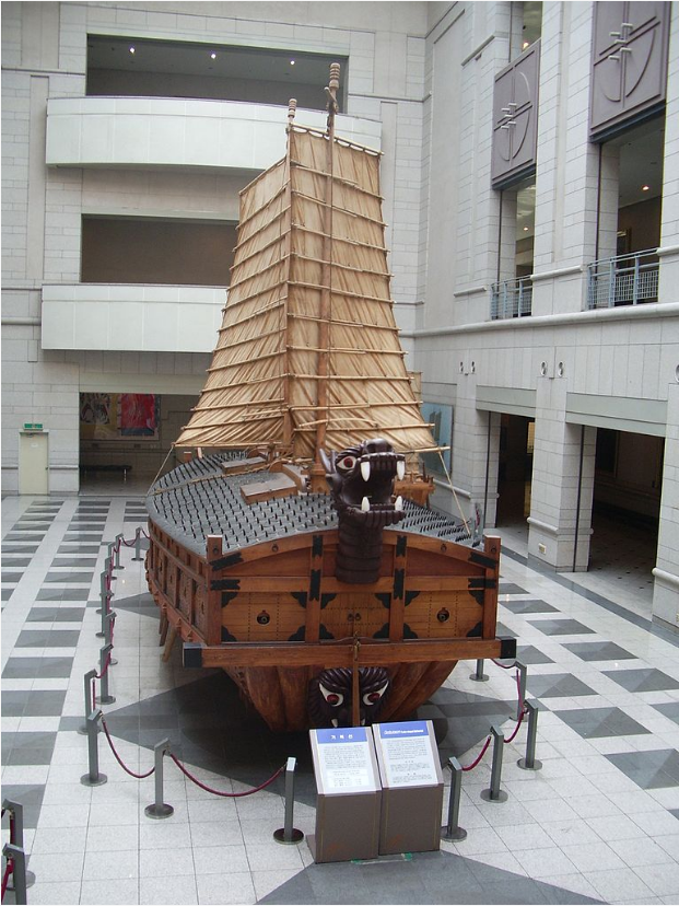 서울 전쟁기념관에 있는 거북선 모형 / 출처 : 위키백과