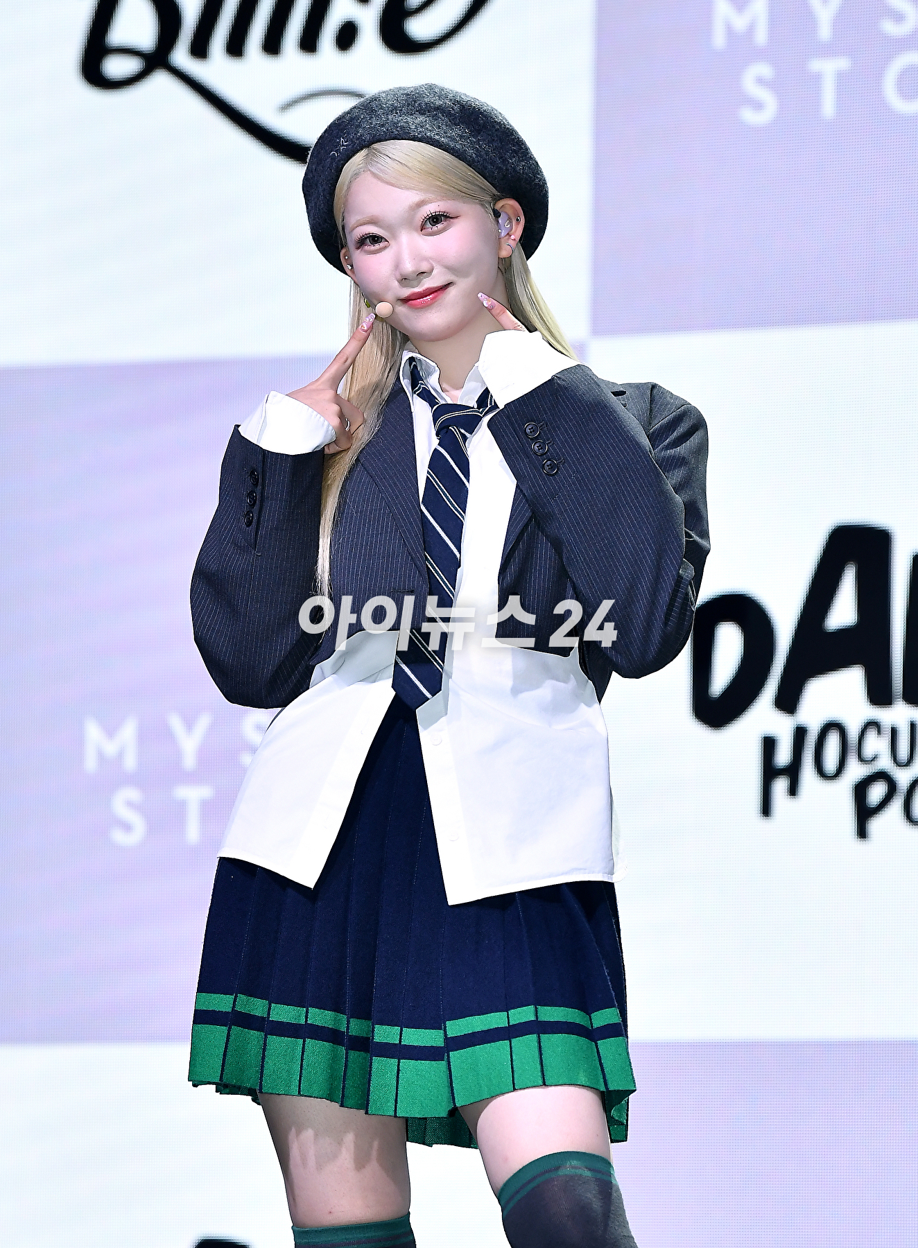 걸그룹 빌리(Billlie) 츠키가 23일 오후 서울 서교동 신한카드pLay스퀘어 라이브홀에서 '사이드-비:메모얼스 오브 에코 언씬(side-B : memoirs of echo unseen)' 발매 기념 쇼케이스에서 포토타임을 갖고 있다. [사진=곽영래 기자]