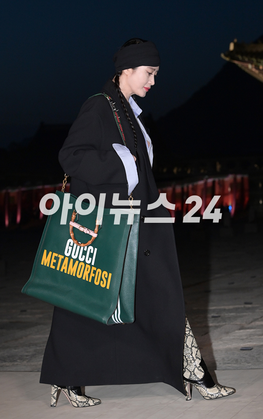 '김혜수니까 소화하는 패션' 배우 김혜수가 16일 오후 서울 경복궁에서 진행된 구찌(Gucci) 2024 크루즈 패션쇼에 참석하고 있다.