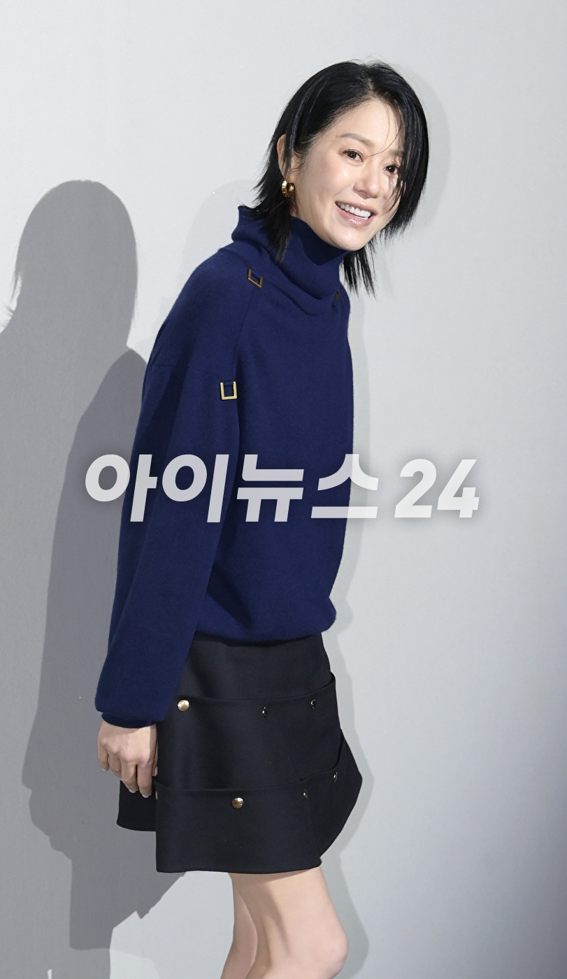 배우 고현정이 29일 오후 서울 한강 잠수교에서 진행된 '루이 비통 2023 프리폴 패션쇼'에 참석하고 있다. [사진=정소희 기자]