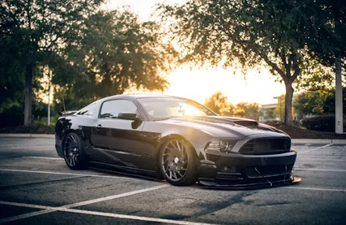 햇빛을 받고 있는 자동차