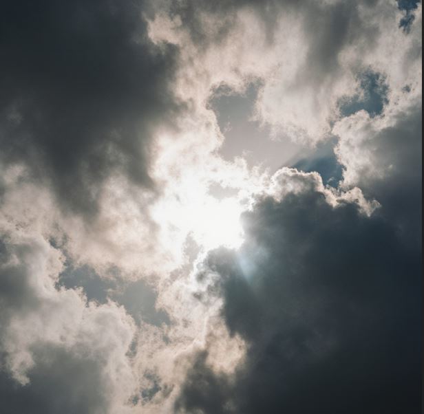 햇살이 구름 사이로 스며드는 풍경의 사진으로 어둠 속에서도 희망을 찾는다는 의미를 지니고 있다.