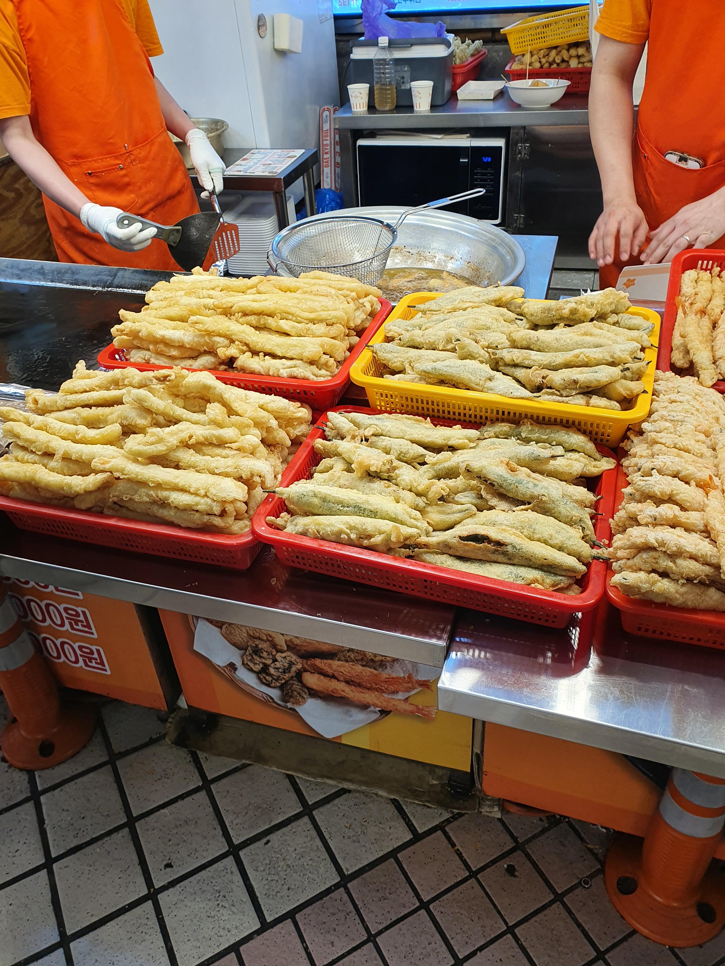 현태네 튀김 가게앞 튀김종류들 왼쪽 오징어, 오른쪽 고추