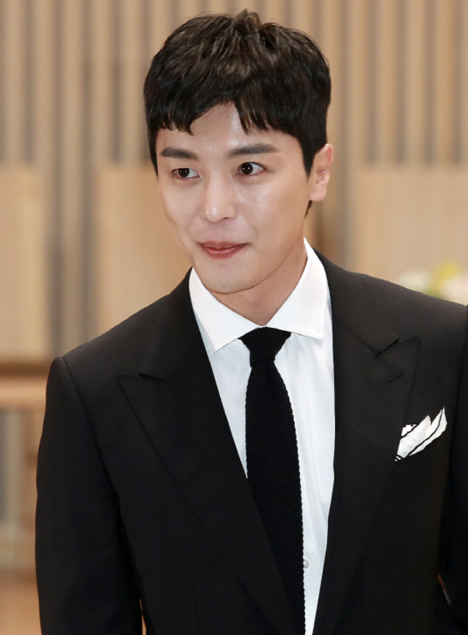 연우진 슈트