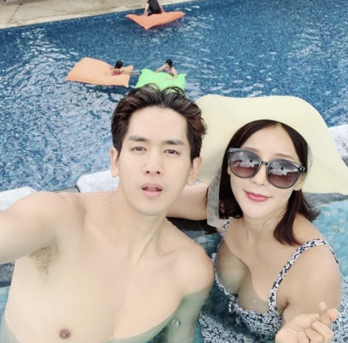 류필립 미나 수영장