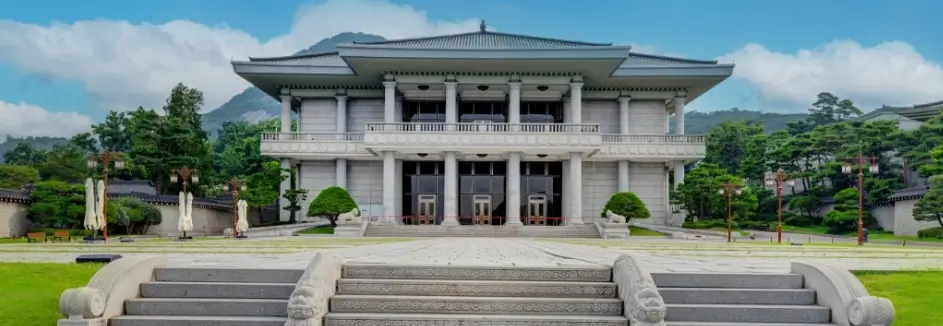 청와대를-정면에서-바라본-모습